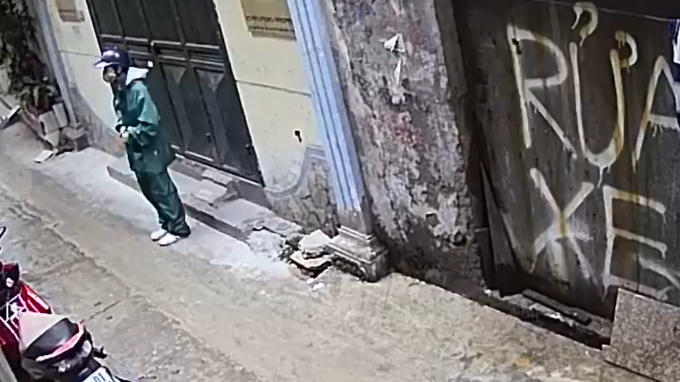 Đối tượng quan sát xung quanh trước khi hành động.