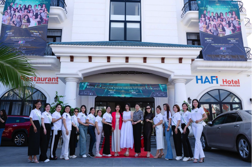 Hoa hậu Lê Liệu - Phó chủ tịch cuộc thi chụp ảnh cùng thí sinh.