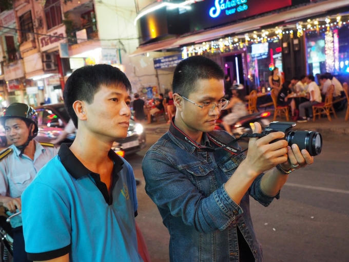 Phóng viên Báo Pháp luật Việt Nam tác nghiệp tại TP Hồ Chí Minh.