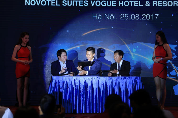 Ông Trần Long, chủ tịch HĐQT công ty Vogue Resort; Ông Nguyễn Quý Tuấn -Giám đốc phát triển Việt Nam của tập đoàn Accor; Ông Hồ Xuân Bình – Tổng Giám Đốc công ty Bảo Long Land cùng nhau ký kết hợp đồng quản lý. (từ trái sang)