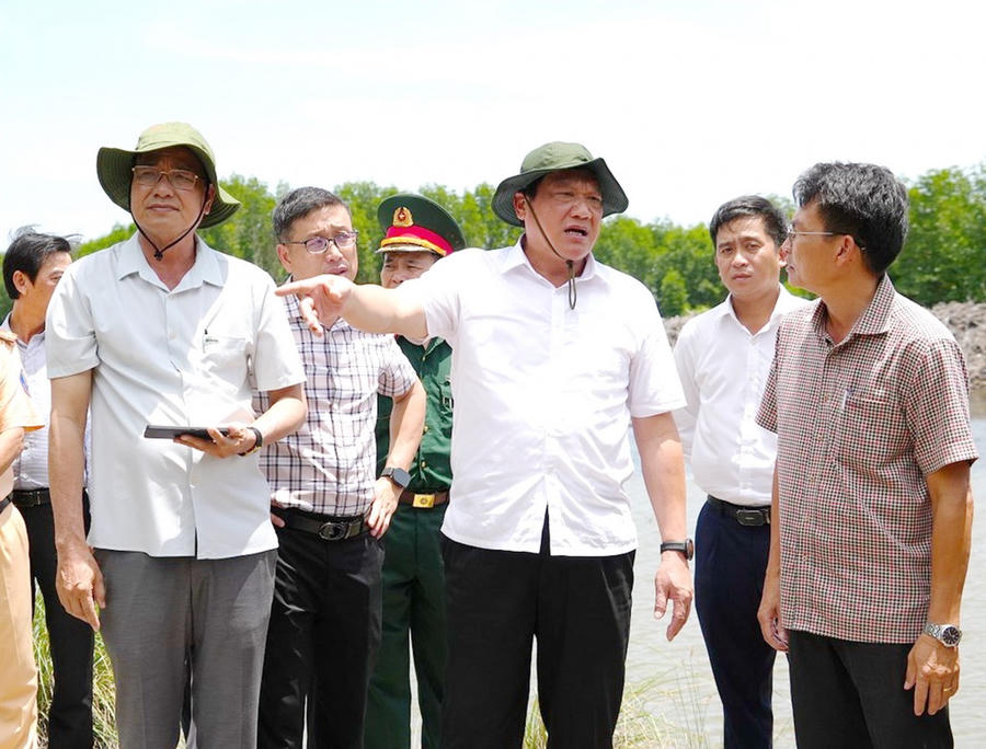 Ông Lâm Văn Bi - Ủy viên BTV Tỉnh ủy, Phó Chủ tịch UBND tỉnh Cà Mau (người chỉ tay) yêu cầu các đơn vị liên quan đẩy nhanh tiến độ giải phóng mặt bằng phục vụ thi công dự án cao tốc Cà Mau – Đất Mũi.
