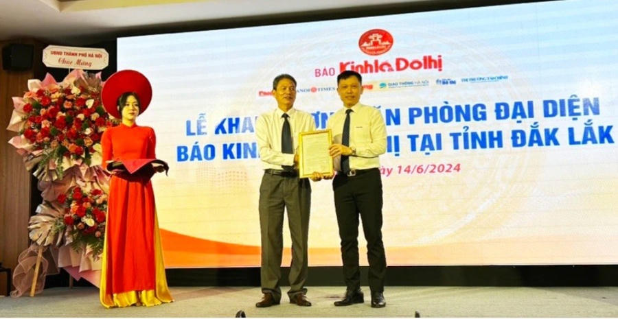 Trao quyết định Trưởng văn phòng đại diện cho nhà báo Nguyễn Hồng Hải.