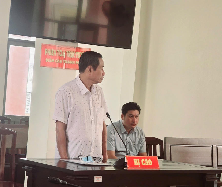 Bị cáo Lê Văn Hồng Chinh đứng tại phiên tòa.