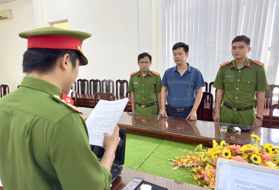 Cơ quan Cảnh sát điều tra tống đạt quyết định khởi tố bị can Đỗ Huy Bình.