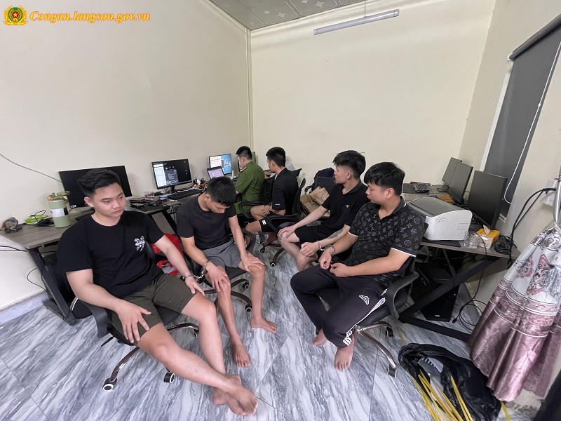 Khám xét nơi ở lực lượng công an bắt giữ nhiều đối tượng đồng thời thu nhiều thiết bị, tài liệu liên quan.