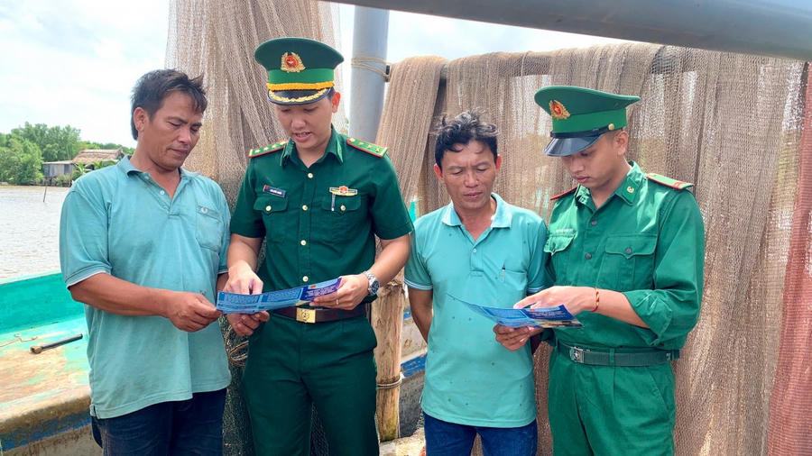 Tuyên truyền Nghị quyết số 04 cho ngư dân về hướng dẫn áp dụng một số quy định của Bộ luật Hình sự về truy cứu trách nhiệm hình sự đối với hành vi liên quan đến khai thác, mua bán, vận chuyển trái phép thuỷ sản.