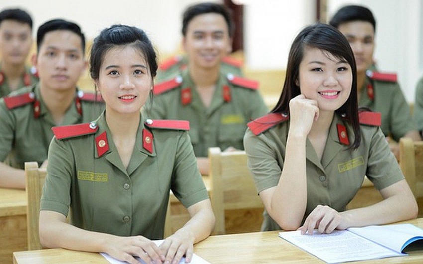 Công dân cần theo dõi thông tin tuyển sinh được thông báo công khai trên các phương tiện thông tin đại chúng. Ảnh: NTCC