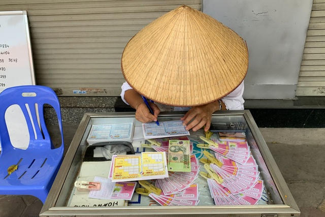 Phụ nữ trung niên rất khó xin việc làm mới nếu rơi vào cảnh thất nghiệp (Ảnh: Phạm Nguyễn)