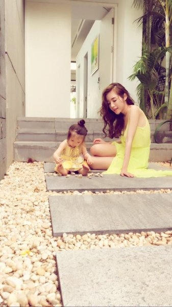 Khoảnh khắc bình dị nhưng vô cùng đáng yêu của 2 mẹ con luôn nhận được sự thích thư từ các fan hâm mộ. Ảnh: facebook.