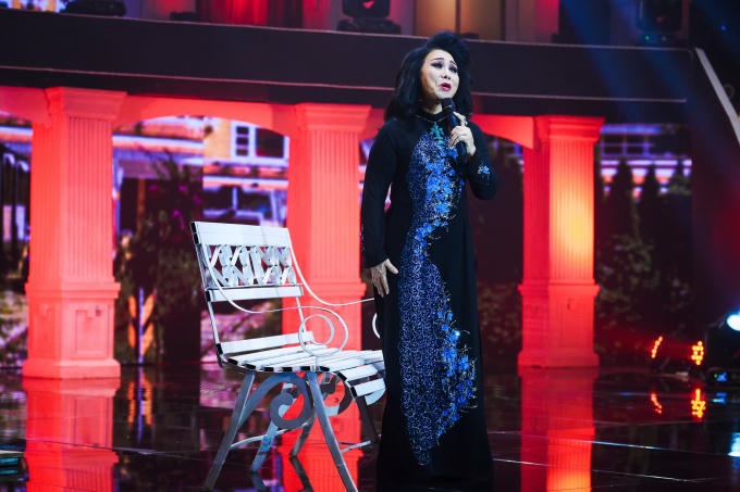 Bạch Tuyết, Phương Dung c&ugrave;ng diện &aacute;o d&agrave;i khoe vẻ đẹp qu&yacute; ph&aacute;i tại T&igrave;nh Kh&uacute;c Vượt Thời Gian