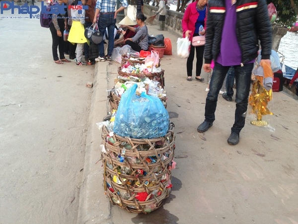 Những chiếc sọt đầy ắp rác thải.