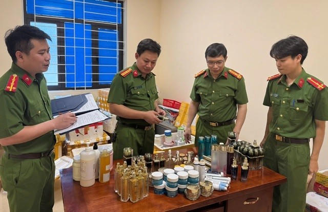 Tiếp tục triệt phá cơ sở sản xuất, buôn bán mỹ phẩm giả số lượng lớn tại Thanh Hóa.