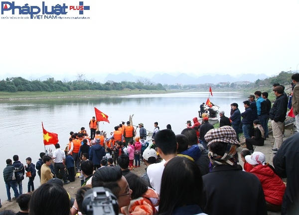 Các đội tuyển chuẩn bị cho cuộc đua thuyền truyền thống.