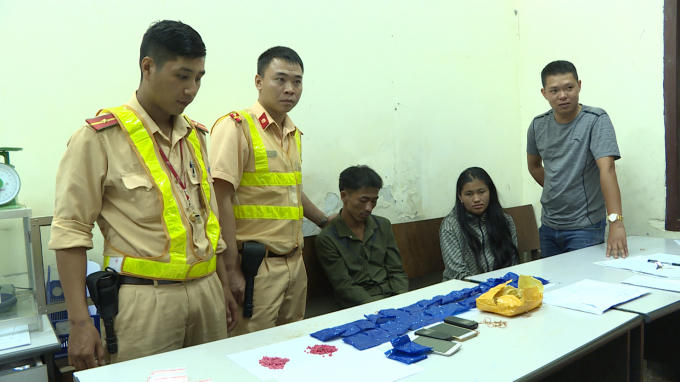 2 đối tượng bị bắt cùng tang vật tại cơ quan Công an huyện Mộc Châu.