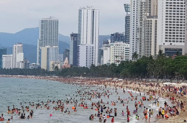 Bãi biển Nha Trang ken kín người trước ngày lễ lớn 30/4