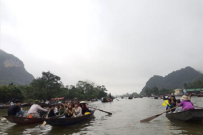 Lễ hội chùa Hương thu hút hàng vạn du khách mỗi năm.