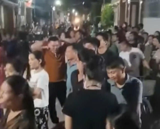 Người dân tập trung trước cổng nhà bà H. để đòi nợ