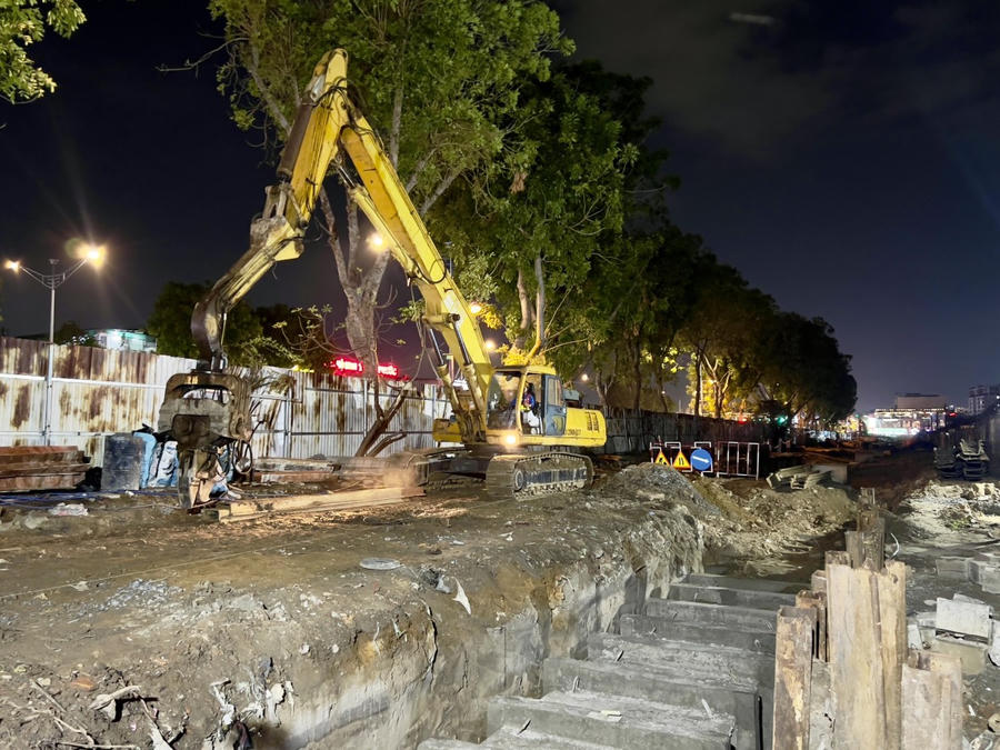 Tại công trường thi công nhà ga Phạm Văn Bạch (đường Trường Chinh, phường 15, quận Tân Bình), công nhân vận hành thiết bị máy móc liên tục ngày đêm.