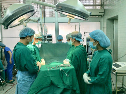 Các bác sĩ tạ ơn người hiến tạng. Ảnh: SKĐS