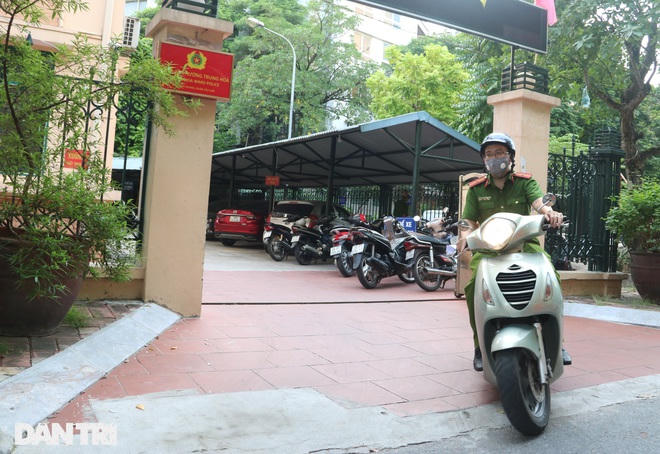 Thiếu tá Nguyễn Ngọc Anh, cảnh sát khu vực (Công an phường Trung Hòa) tiếp nhận giấy đi đường và mang tới tận nơi cho các chủ doanh nghiệp, công ty trên địa bàn.