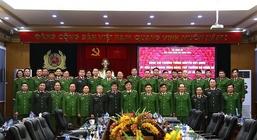 Các đại biểu dự buổi làm việc.