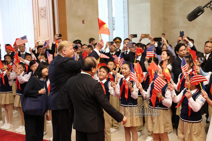 Tổng thống Donald Trump cầm lá cờ Việt Nam khi có cuộc hội kiến với Thủ tướng Nguyễn Xuân Phúc. Ảnh: Phạm Hải