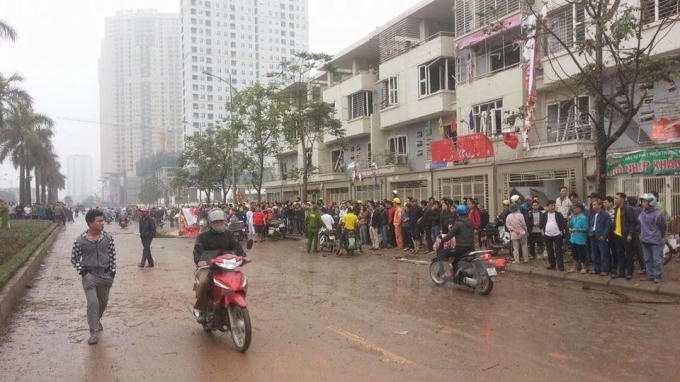 Rất đông người dân hiếu kỳ, tụ tập xem lực lượng cứu hộ giải cứu và cứu những nạn nhân bị thương.