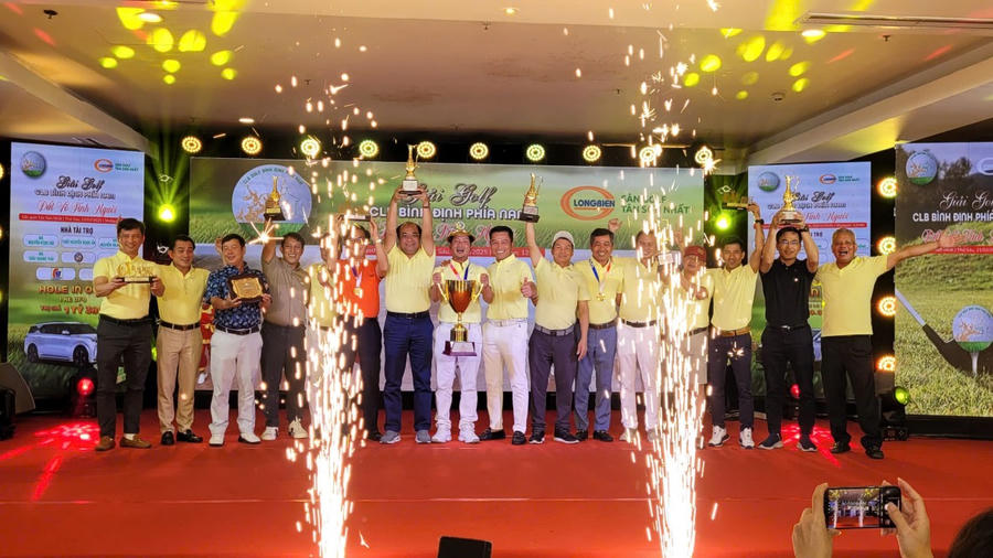 Ban tổ chức trao cup và các phần quà tại giải Golf “Đất Võ Tình Người”.