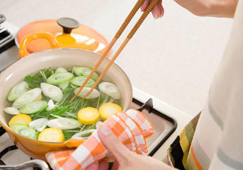 Chúng ta nên vệ sinh an toàn thực phẩm trước khi chế biến và thực hiện phương pháp ăn chín uống sôi để phòng các bệnh đường ruột. Ảnh: Internet.