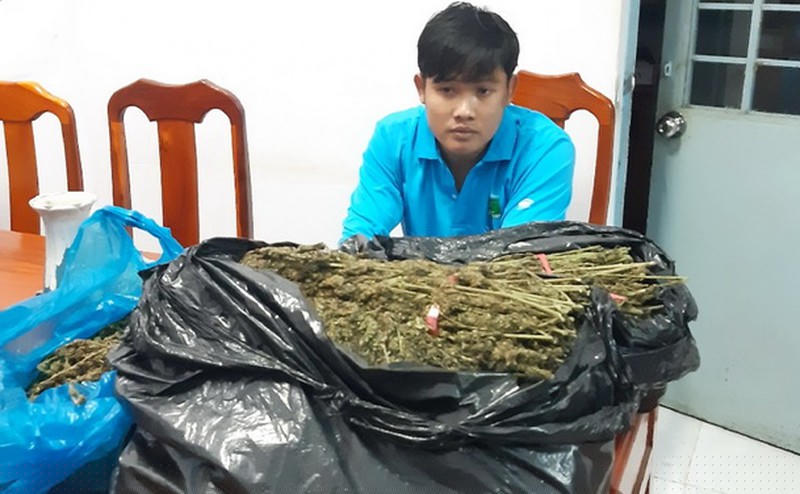 Đối tượng Huỳnh Thanh Nhân cùng tang vật bị lực lượng chức năng thu giữ.