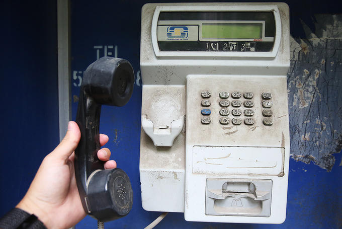 Tại mỗi bốt đều có số điện thoại in bên cạnh ống nghe. Để gọi, người dùng sử dụng loại thẻ calling card 1719 có các mệnh giá khác nhau.