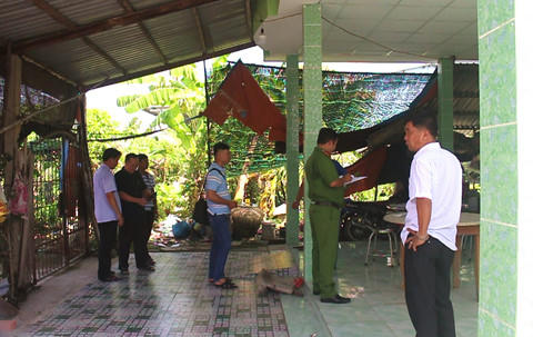 Cơ quan điều tra tiến hành khám nghiệm hiện trường. Ảnh: HẢI ÂU.