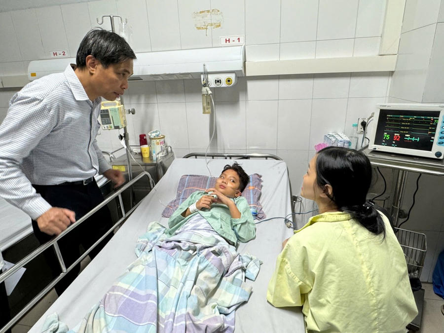 Lãnh đạo tỉnh Quảng Ninh thăm hỏi động viên cháu Hoàng Nhật Minh đang điều trị tại Bệnh viện đa khoa tỉnh Quảng Ninh. Ảnh: Nguyễn Quang.