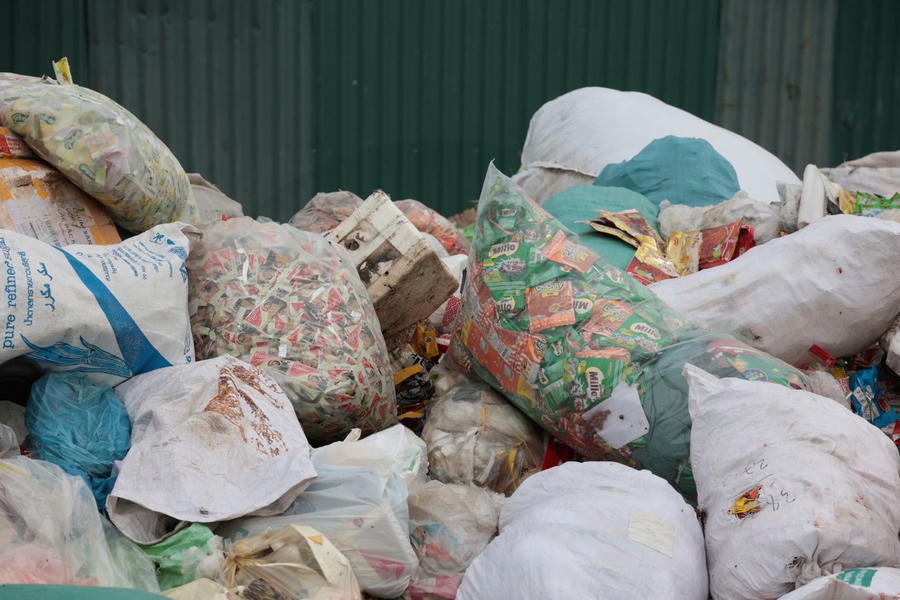 Số lượng rác thải này xuất hiện trùng với đợt cao điểm đấu tranh ngăn chặn, đẩy lùi tình trạng buôn lậu, gian lận thương mại và hàng giả.