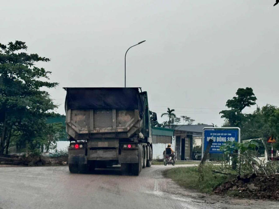 Các xe tải chở cát sử dụng tuyến đường liên xã để vận chuyển cát hướng ra các xã, tỉnh phía Bắc.