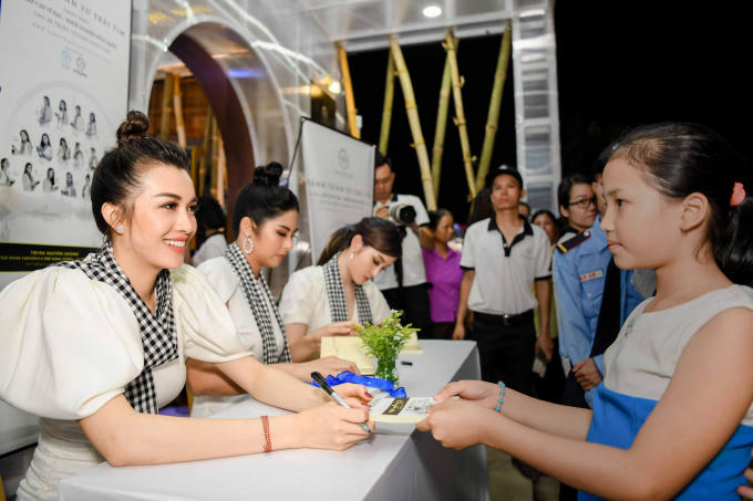Ba nàng hậu giao lưu, tặng sách tại Lễ hội cà phê Buôn Ma Thuột
