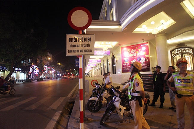 Vào 19h ngày 1/9, phố đi bộ quanh Hồ Gươm chính thức được khai trương. Trước 19h, lực lượng chức năng bắt đầu phân luồng.