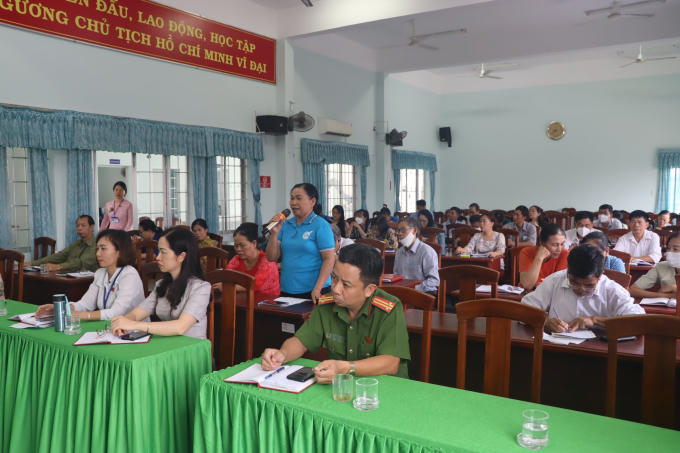 Người dân nêu ý kiến, quan điểm, kiến nghị tại buổi tiếp xúc.