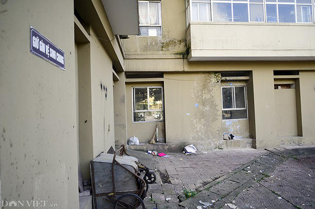 Bên ngoài tòa B3A Nam Trung Yên rác thải bẩn thỉu, thậm chí người dân không vứt rác vào hệ thống kho rác chung của tòa nhà, mà vứt thẳng xuống dưới.
