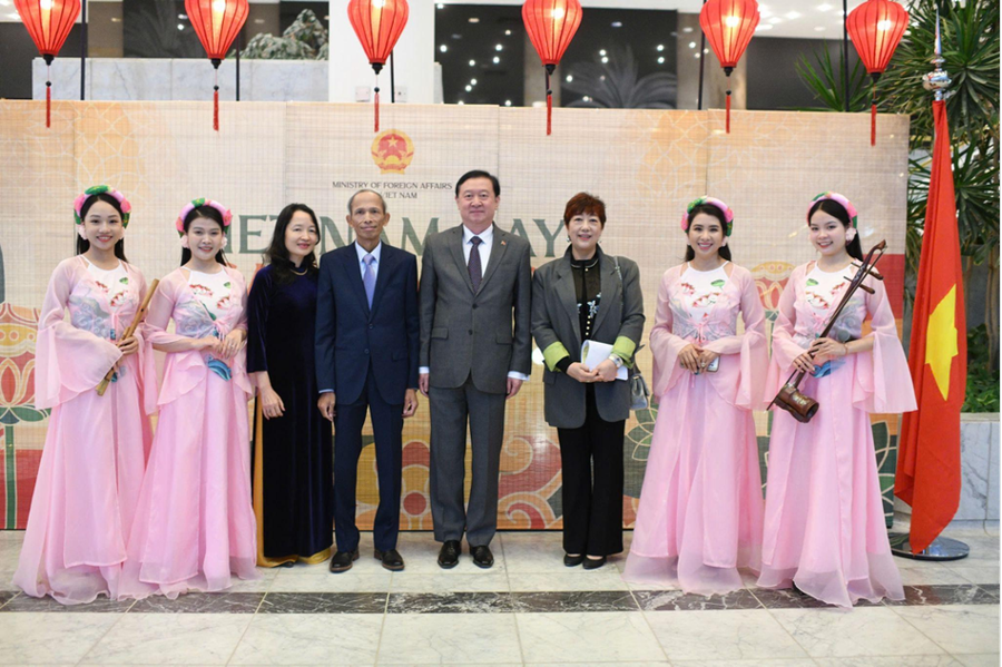Đông đảo đại sứ, cán bộ các đoàn ngoại giao tại Riyadh cũng đã rất nhiệt tình tham dự và trải nghiệm văn hóa Việt Nam (Ảnh: Đại sứ Việt Nam và phu nhân cùng Đại sứ Trung Quốc và phu nhân chụp ảnh lưu niệm với nghệ sĩ nhạc dân tộc).
