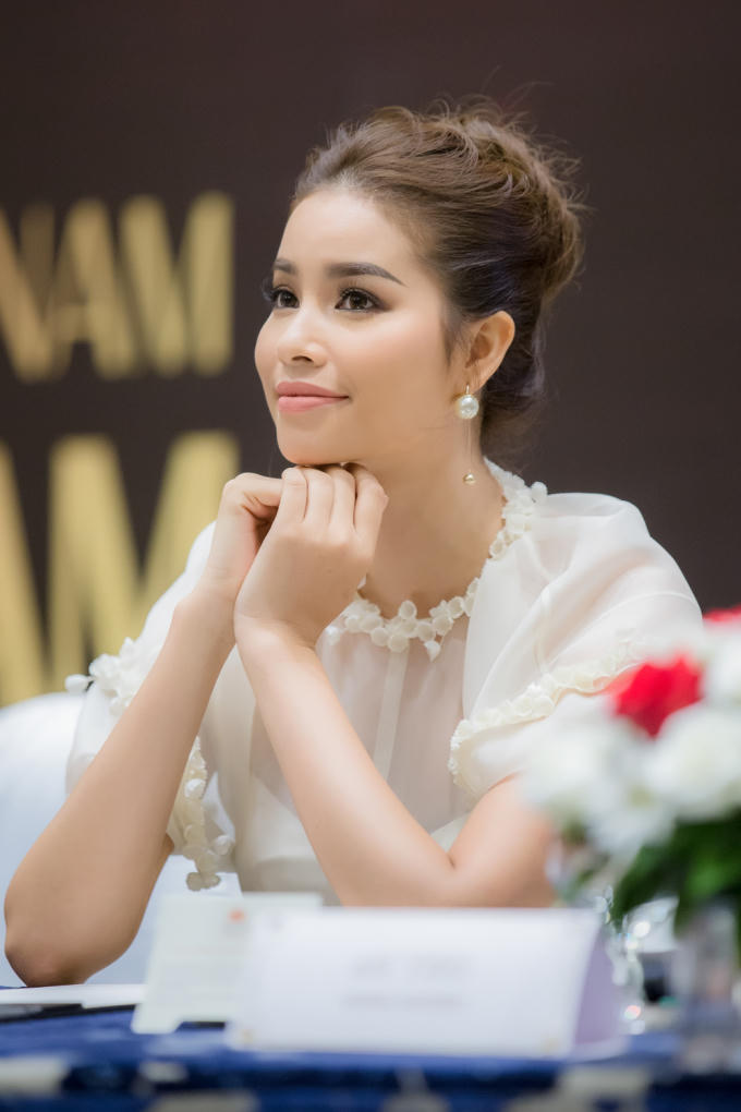 Phạm Hương liên tục xuất hiện và ghi hình cùng Hoa hậu Hoàn vũ Việt Nam 2017, cô vừa về TP HCM chiều qua và sáng nay lại tiếp tục tham gia sự kiện này.