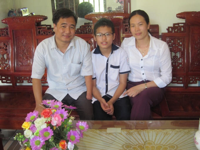 Thầy Hương bên vợ và cậu con trai đầu. Ảnh: Nguyệt Nguyệt