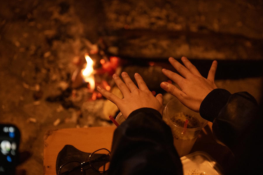 Hà Nội chìm trong rét buốt, người dân đốt lửa ven đường sưởi ấm, mưu sinh trong giá rét - 17