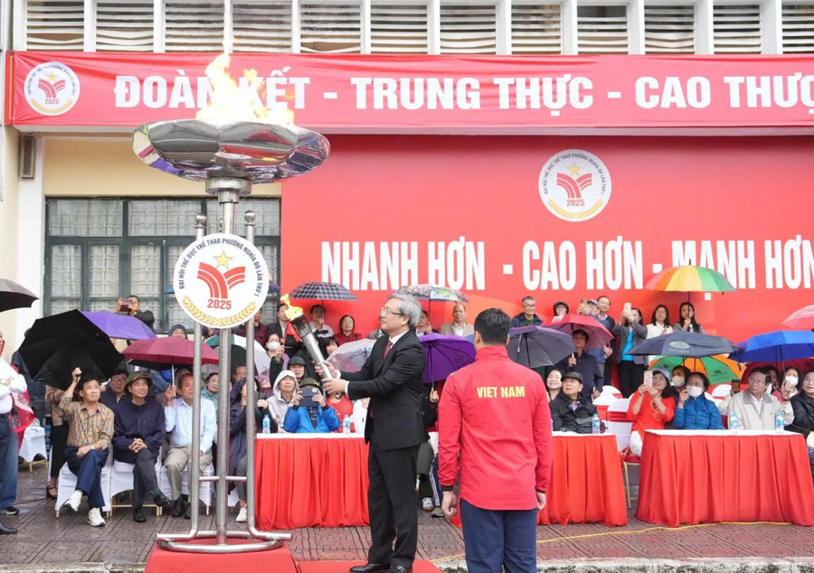 Chủ tịch UBND phường Nghĩa Đô, Đỗ Việt Hưng thực hiện nghi thắp đuốc đại hội.