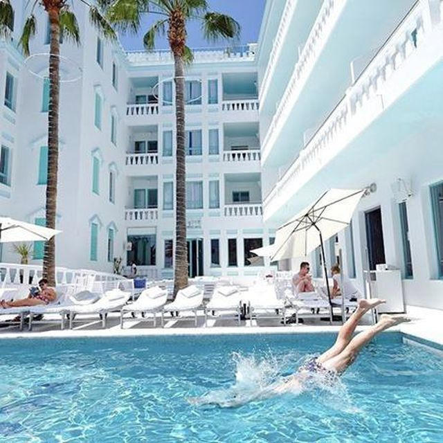 Về phần Messi, cơ ngơi gây chú ý đầu tiên là khách sạn MIM Ibiza Es Vive. Số 10 của Barca đã mua lại khu nghỉ dưỡng cao cấp có 52 phòng ngủ này vào hồi năm 2018.