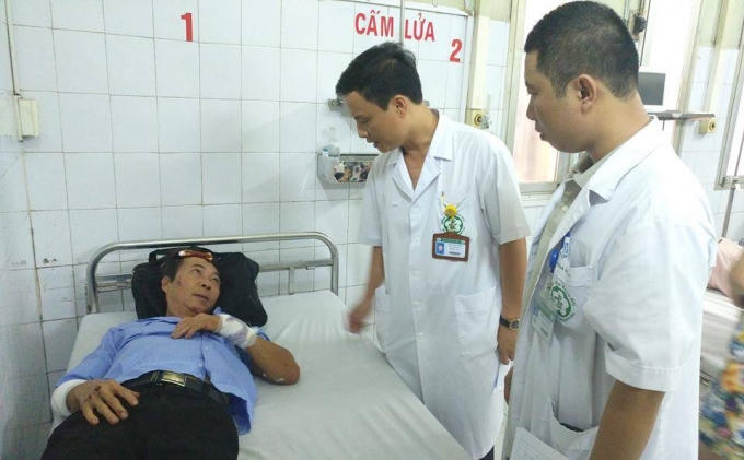 Ông Trần Thanh Bình (60 tuổi - Ninh Bình) một trong những nạn nhân của vụ lật xe khách cao tốc Pháp Vân - Cầu Giẽ được điều trị tại BV Bạch Mai.