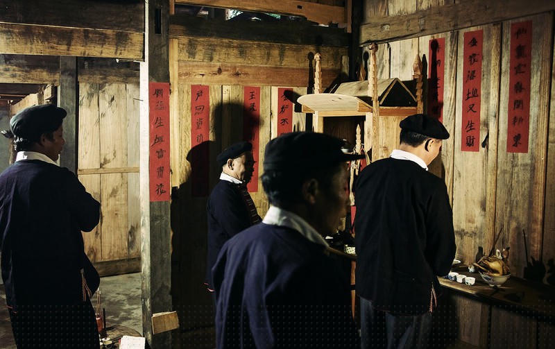 Các thầy cúng có uy tín tại làng đang làm lễ. 