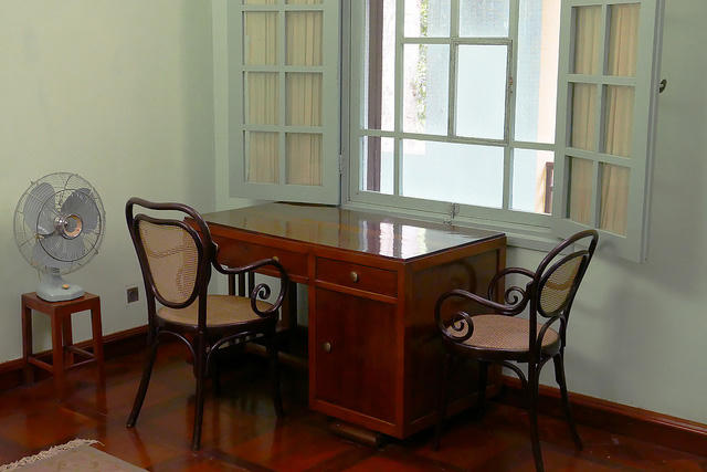 Góc làm việc của Hồ chủ tịch trong phòng nghỉ trên tầng 2, bàn ghế, vật dụng được bố trí giản dị, ngăn nắp.