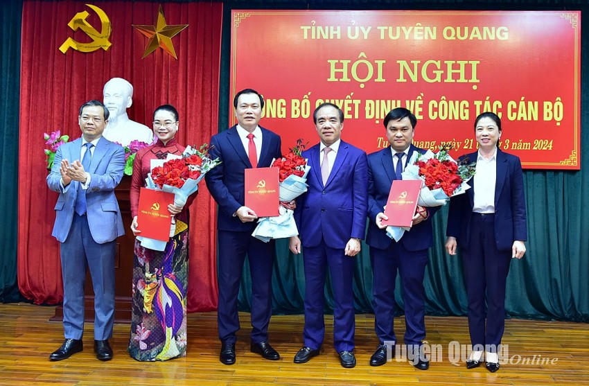 Bí thư Tỉnh ủy Tuyên Quang Chẩu Văn Lâm trao quyết định cho 3 cán bộ. Ảnh: CTTĐT tỉnh Tuyên Quang.