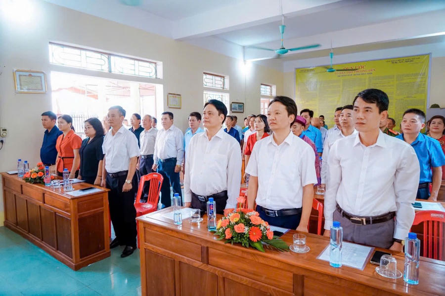 Các đại biểu dự Ngày hội nghiêm trang làm lễ chào cờ.